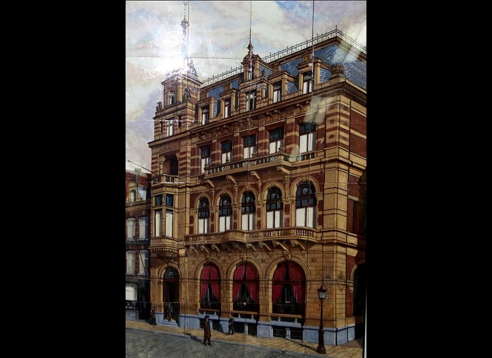 Rokin 14, Kalverstraat 15 tegeltableau Hotel Polen bij 25-jarig bestaan, slechts dit deel is bewaard gebleven (1915)