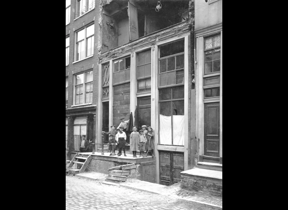 Grote Kattenburgerstraat 32 ingestort, met rotte puibalk en gesloopte gevel (1917)