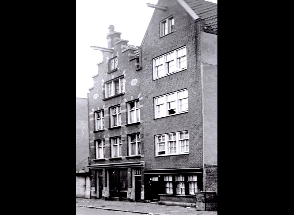 Grote Kattenburgerstraat 30-32 v.r.n.l. In de gevel van 32 is te zien dat deze van 1918 dateert. (1956)