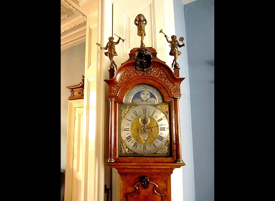 Grote Kattenburgerstraat 32 Staande klok model Amsterdammertje door Anthonij van Oostrom (1750)