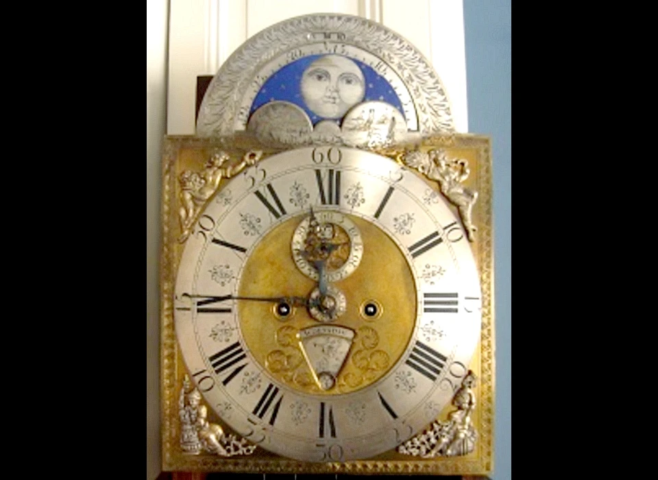 Grote Kattenburgerstraat 32 Staande klok model Amsterdammertje door Anthonij van Oostrom detail wijzerplaat (1750)