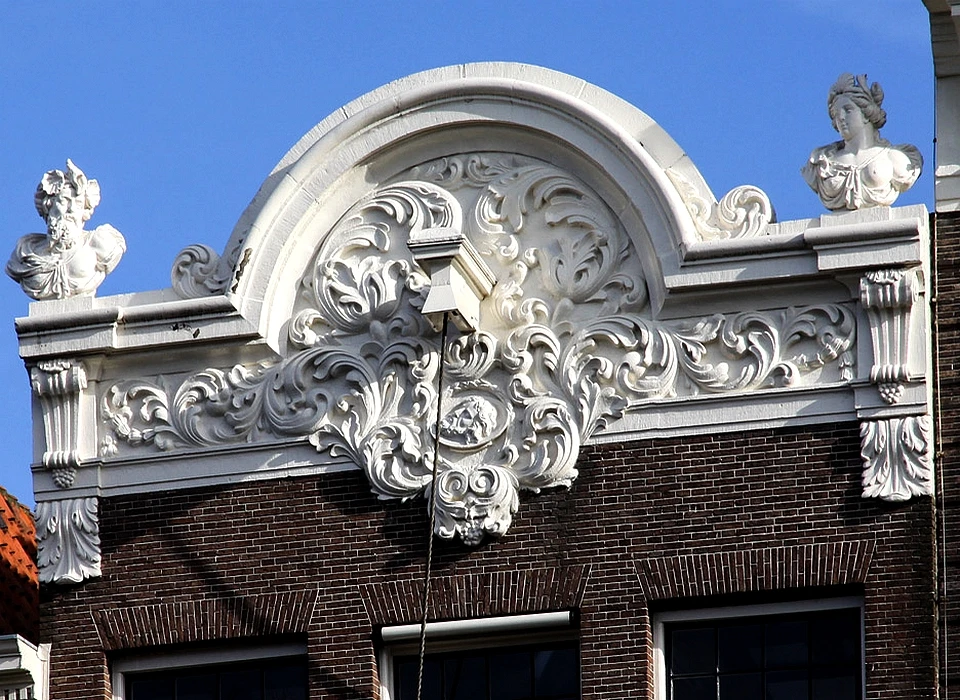 Keizersgracht 101 top lijstgevel met Sint Janshoofd (2010)