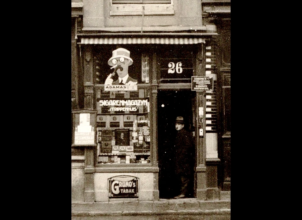 Kloveniersburgwal 26 onderpui Sigarenmagazijn Trippenhuis (1928)