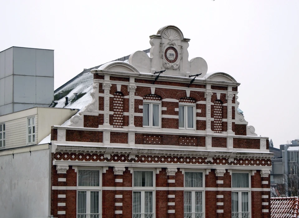 Kloveniersburgwal 137-139 Hotel Nes, gebouwd 1880 top met jaartal (2010)