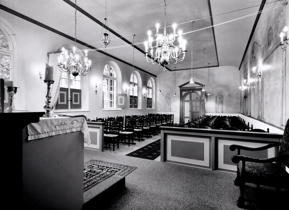 Krom Boomssloot 22 Armeense kerk kerkzaal vanaf altaar, muur rechts is in 2011 verdwenen (1990)