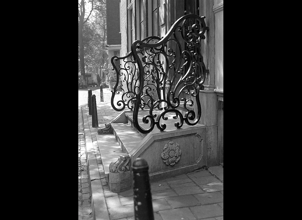 Krom Boomssloot 22 hekwerk stoep geschonken door Johannes di Minas in 1749 (1980)