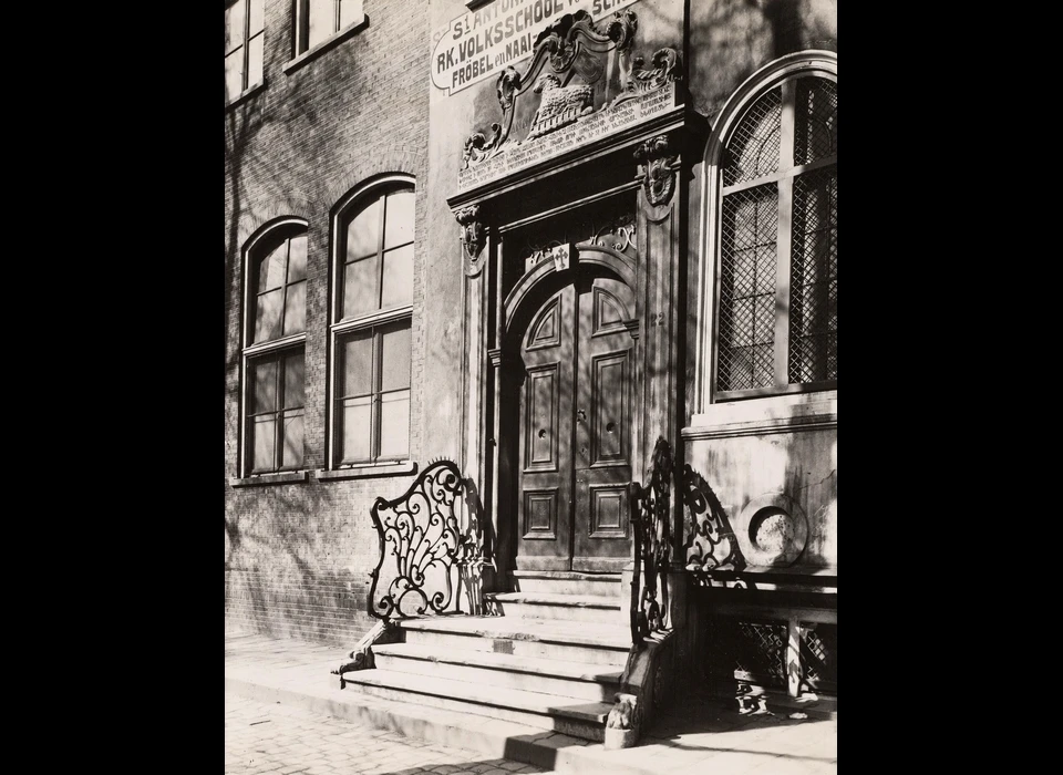 Krom Boomssloot 22 entree St.Antoniusschool (ca.1949)