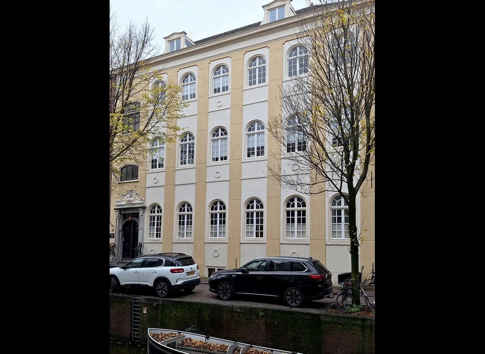 Krom Boomssloot 22 gevel heeft een gele accentkleur gekregenl (2025)