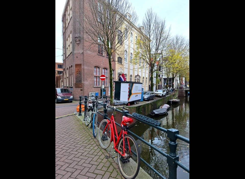 Krom Boomssloot 22 gevel hoek Keizersstraat met een Khachkar, genocidemonument (2025)
