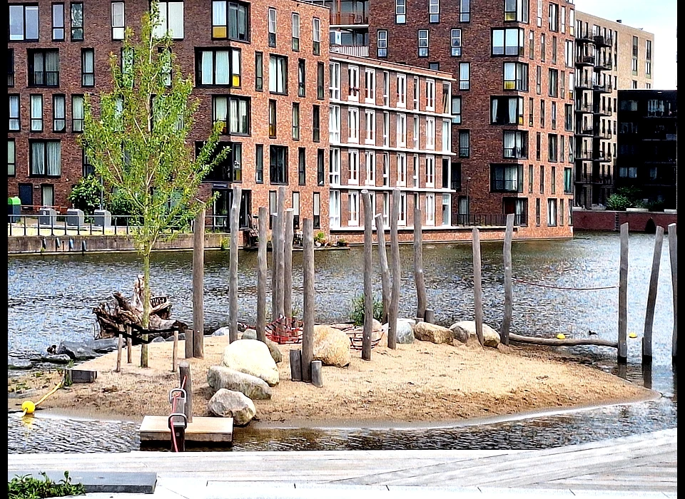 Krijn Taconiskade 1-587 gebouw Jonas speeleilandje in Polygoongracht (2024)