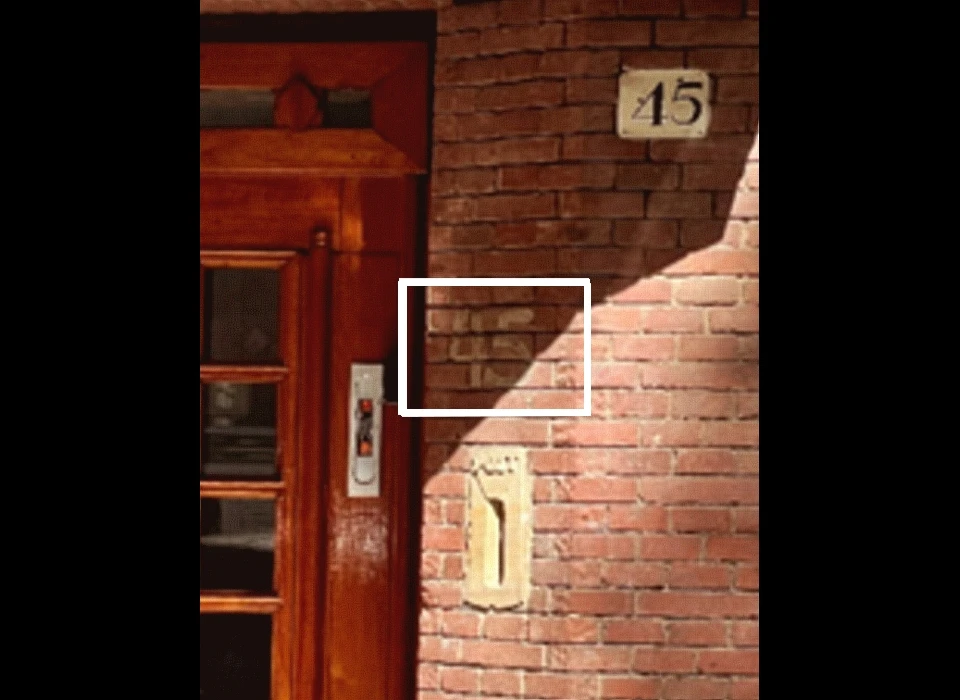 Michelangelostraat 45 in het kader het geschilderde huisnummer (2025)