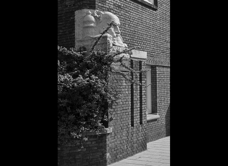 Michelangelostraat 29 hoek Gerrit van der Veenstraat met beeld Michelangelo door Anton Rädecker (1991)