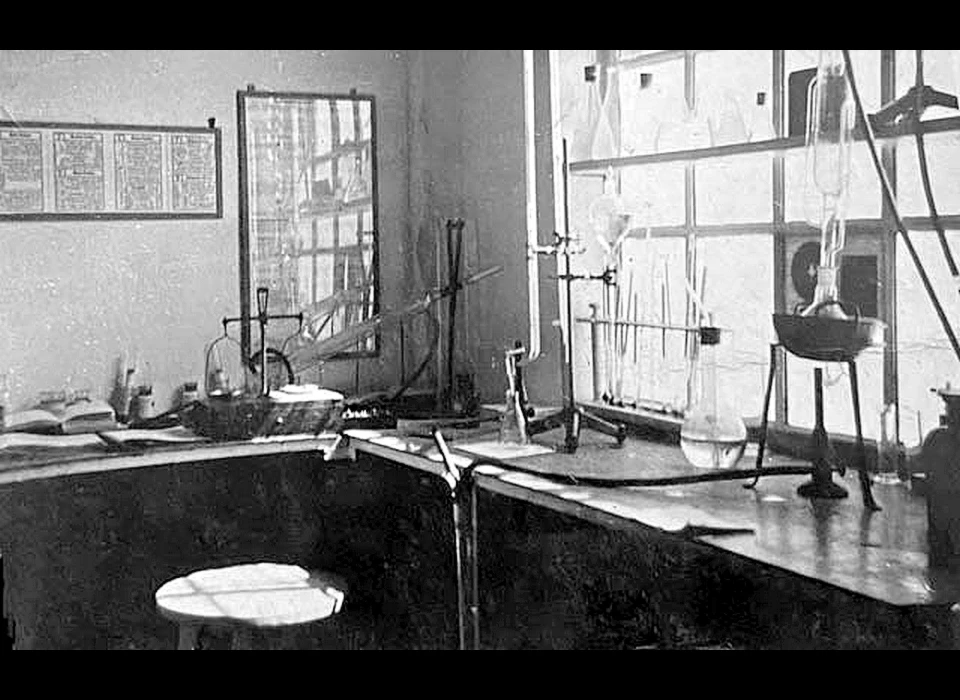 Planciusstraat 24 Gooische Verffabriek laboratorium (ca.1944)