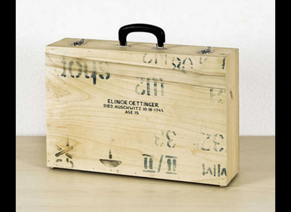 Michelangelostraat 45 koffer Elinor Oettinger in kunstwerk In Memoriam (Nationaal Holocaust Museum) van Willem Volkersz