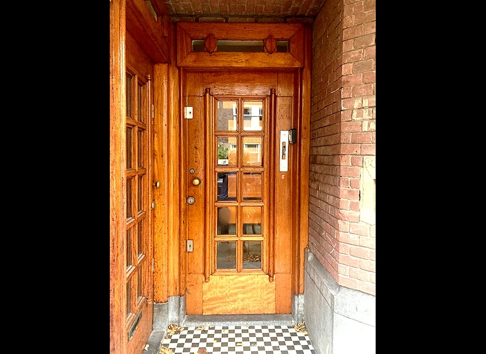 Michelangelostraat 45 portiek met toegangsdeuren in Amsterdamse Schoolstijl (2025)