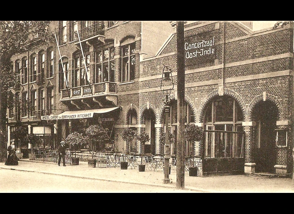 Middenweg 20-24 v.r.n.l. 20 concertzaal Oost-indië, 22-24 café-restaurant Oost-Indië (1934)