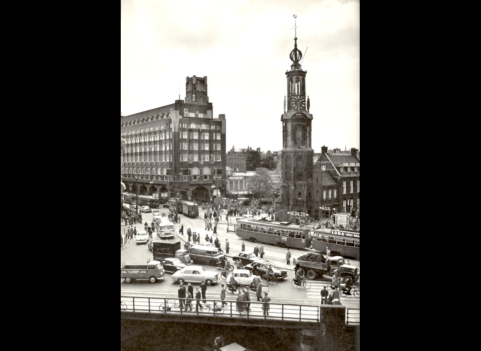 Muntplein verkeersdrukte rond de Munttoren (1958)