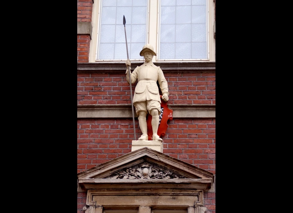 Muntplein 12 schutter boven toegangsdeur wachtlokaal (2014)