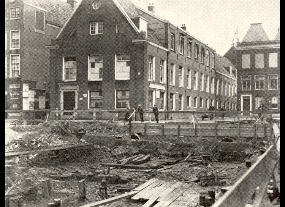 Nes 43 oude Sint Pietershal gezien over bouwput Rotterdamsche Bank aan het Rokin (1912)