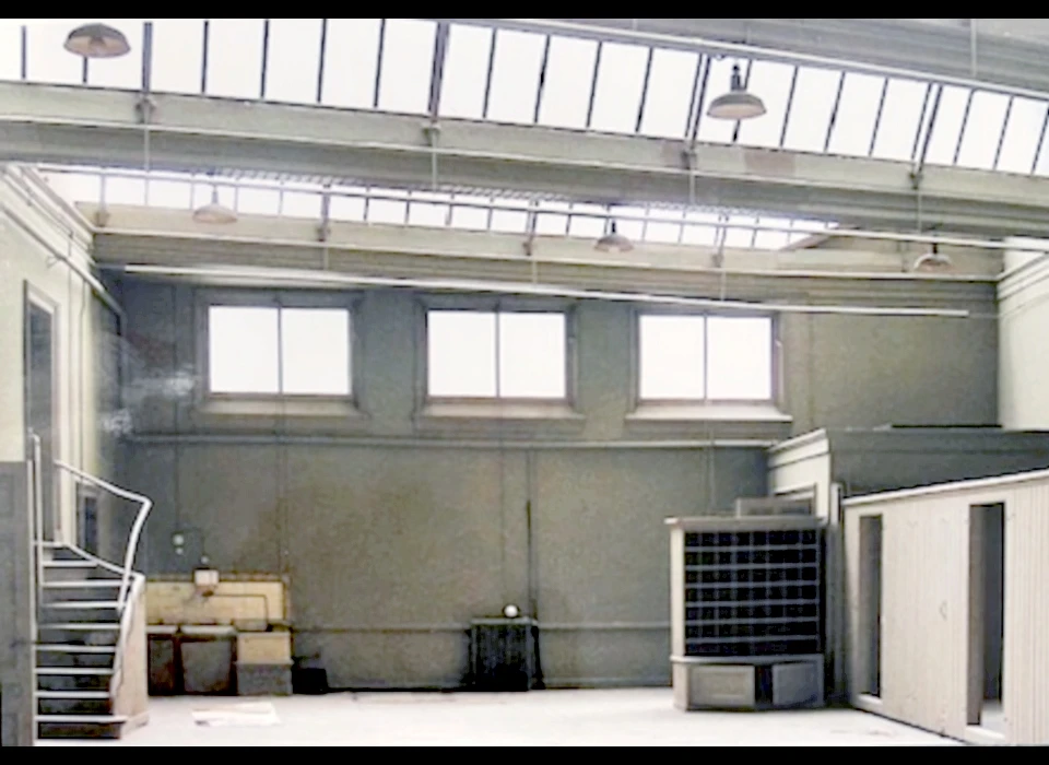 Nes 104 monsterzaal na beëindiging tabaksfirma, in het plafond is het zaagtanddak te zien met beglazing op het noorden (2006)