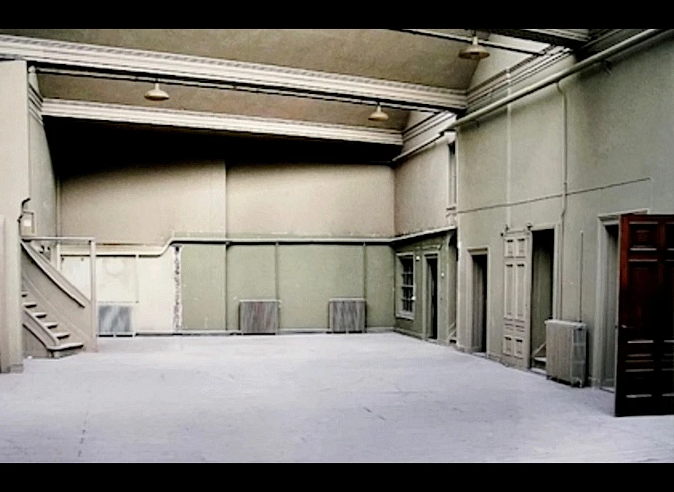 Nes 104 monsterzaal na beëindiging tabaksfirma, op de vloer is de egale belichting te zien door het invallende noorderlicht (2006)