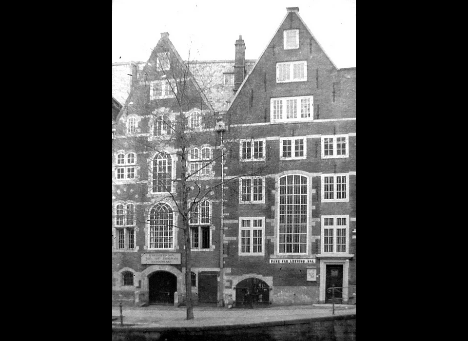 Oudezijds Voorburgwal 300 Het linker pand werd in 1616 bijgekocht voor de uitbreiding van de Bank van Lening (1925)