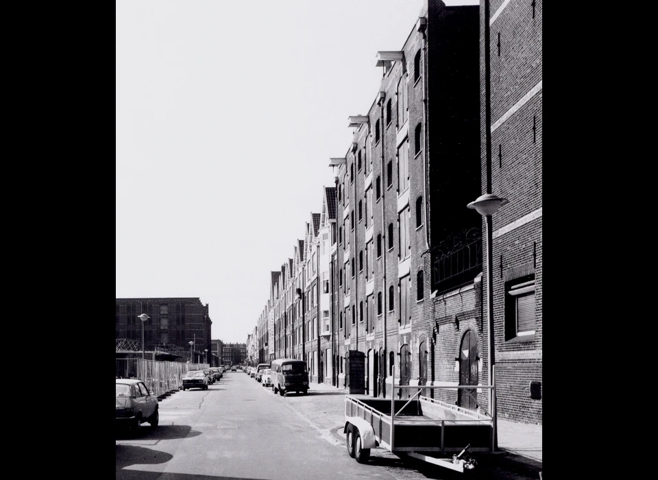 Nova Zemblastraat 8-12 direct rechts na aanhangwagen (1976)