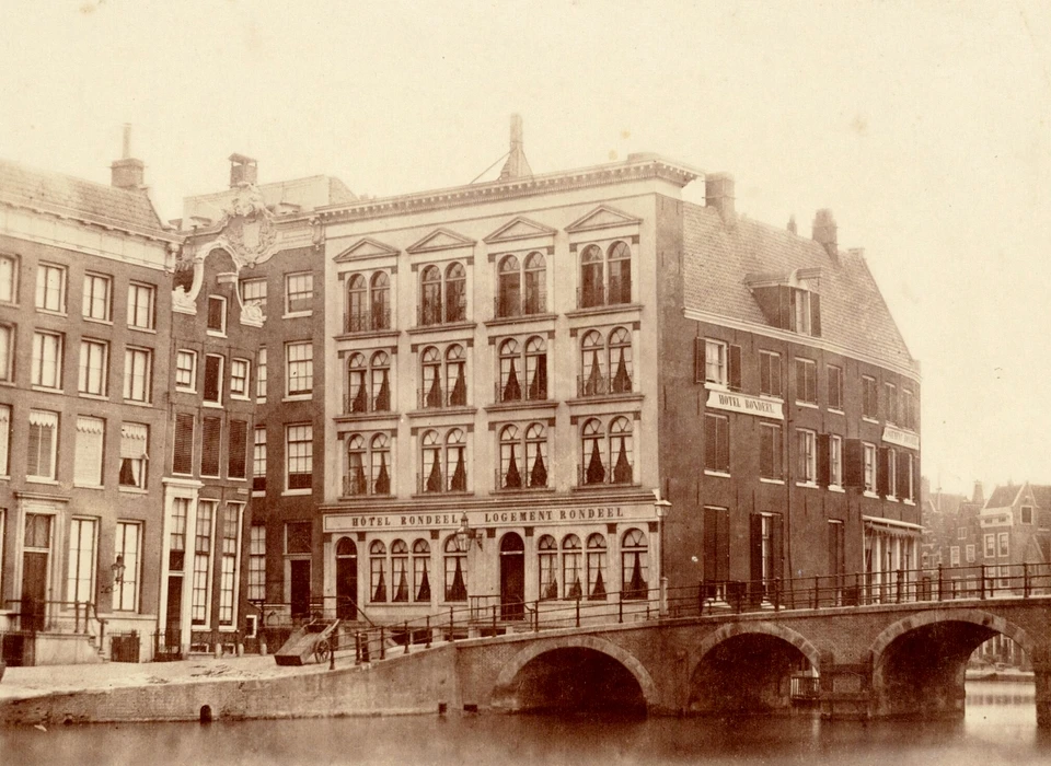 Nieuwe Doelenstraat 2-4, Logement en Hotel Rondeel (Photographisch Etablissement Munnich en Ermerins, 1861)