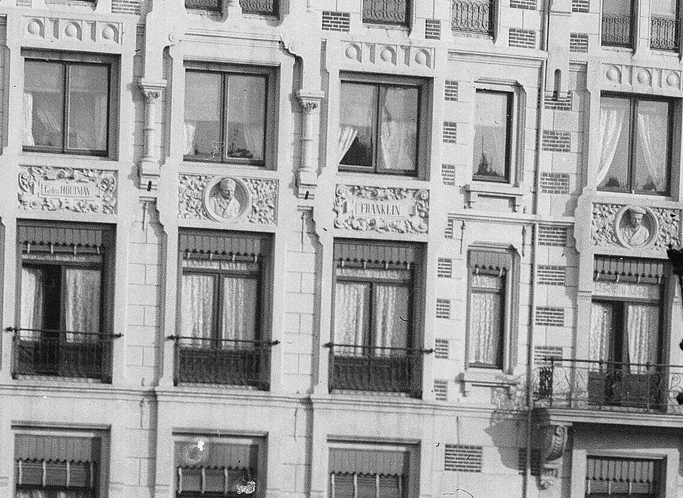 Nieuwe Doelenstraat 2-4, Hotel Rondeel in zijgevel beeltenissen van bekende Nederlanders (Andreas Theodorus Rooswinkel (1838-1909), 1884)