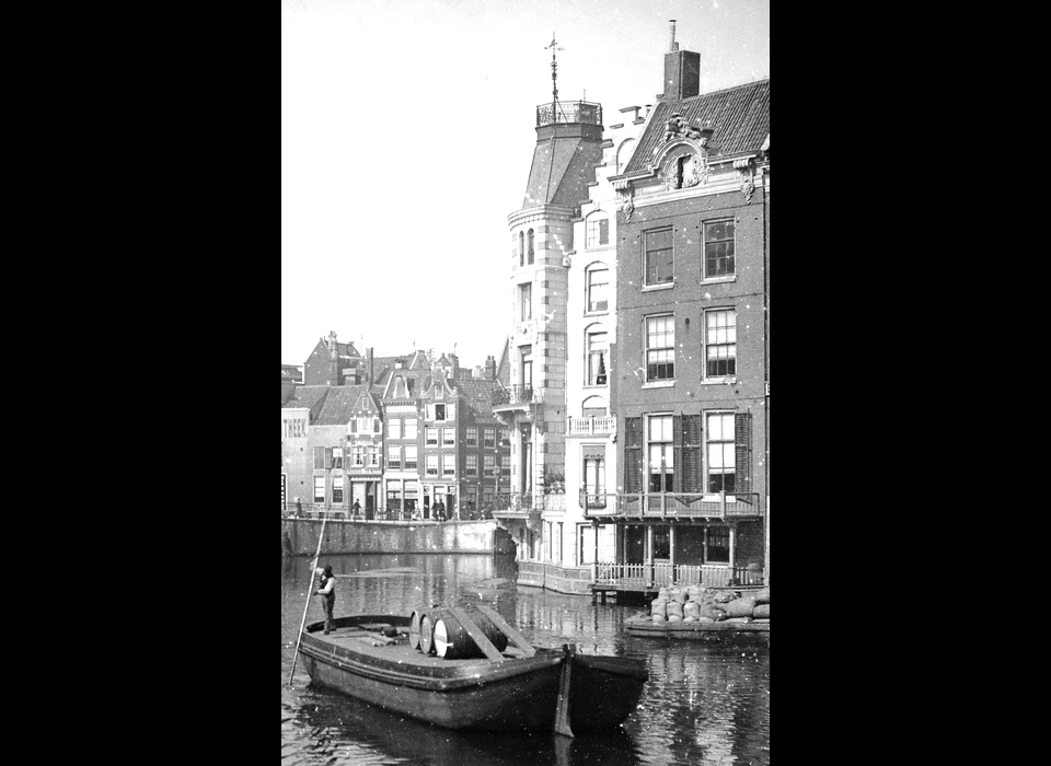 Amstel, midden het torentje van hotel Rondeel na de uitbreiding in 1883 door Ed.Cuypers (Kunsthandel gebr.Douwes, 1884)