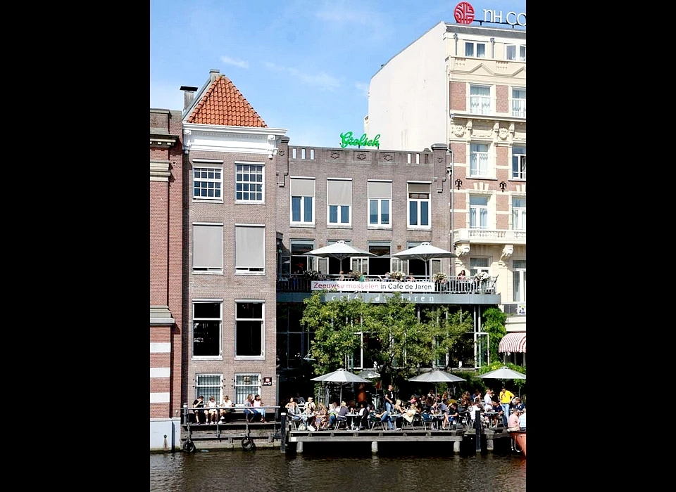 Nieuwe Doelenstraat 20-22 v.l.n.r. Café De Jaren met terras aan de Amstel (2017)