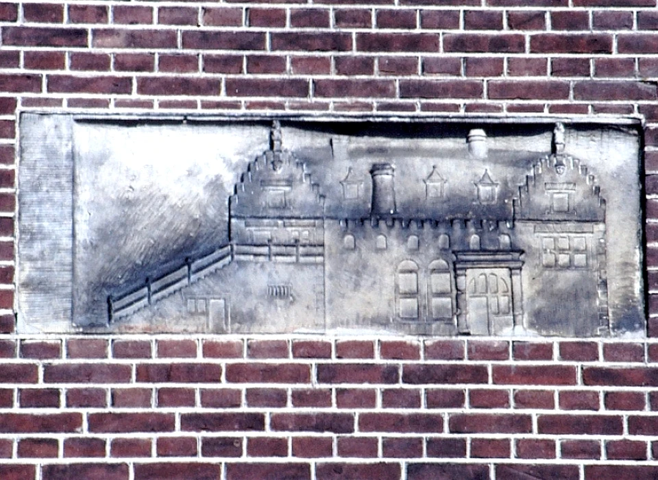 Gevelsteen afkomstig van het Rondeel aan de Nieuwe Doelenstraat, geplaatst in de gevel van het Fragmentengebouw in de tuin van het Rijksmuseum (1976)