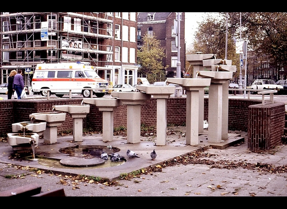 Tweede Hugo de Grootstraat terras Raampoort (brug 165) met waterplastiek door Herman van der Heide (1990)