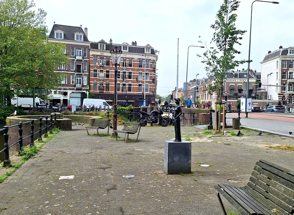 Tweede Hugo de Grootstraat terras Raampoort (brug 165) met banken (2024)