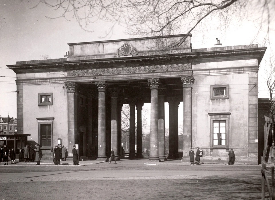 Haarlemmerplein 50 Willemspoort stadszijde (1943)