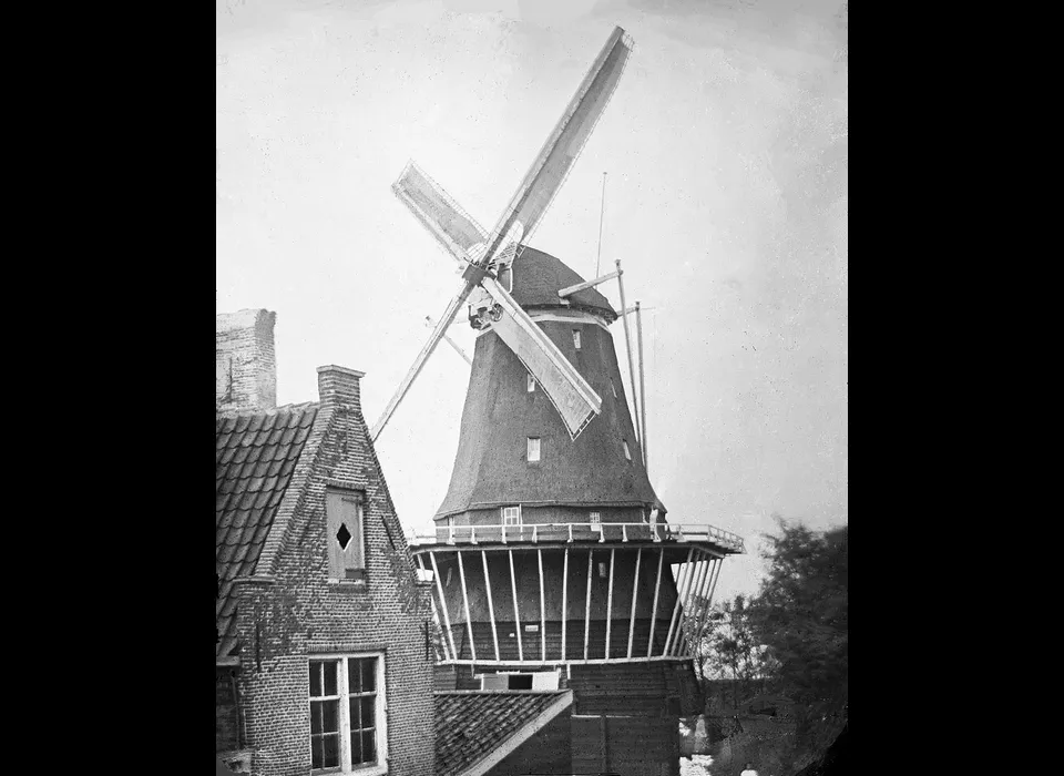 Bokkinghangen 13 (links), gezien naar korenmolen De Bok op bolwerk Blauwhoofd vanaf het dak van het houthok voor Huis de Zalm, Bokkinghangen 9. (Jacob Olie (1834-1905), 1863)