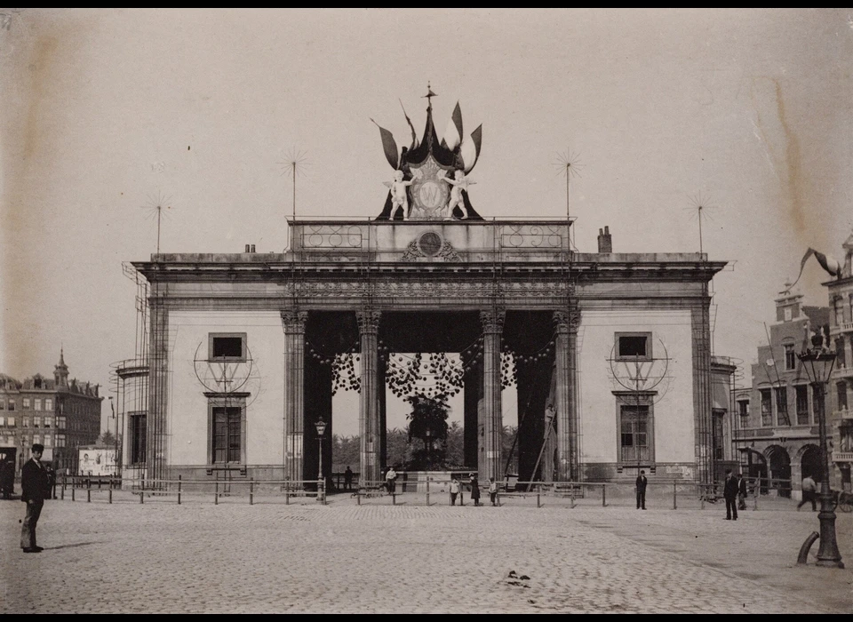 Haarlemmerplein 50 Willemspoort definitieve poortversiering bij de inhuldiging van koningin Wilhelmina (1898)