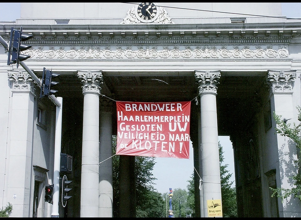 Haarlemmerplein 50 Willemspoort met spandoek tegen sluiting van de naastgelegen brandweerkazerne  op nr.48 (2003)