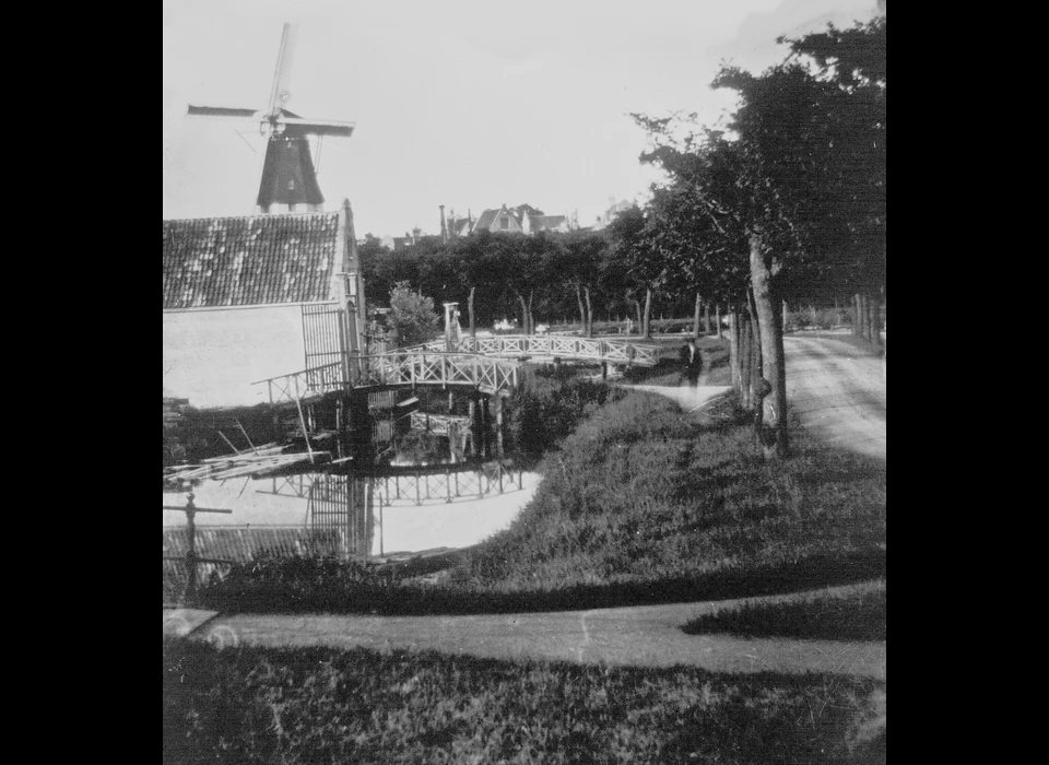 Singelgracht 15 vanaf molen De Steur in noordoostelijke richting naar molen De Kraay op voormalig bolwerk Sloterdijk. De geveltoppen zijn van de huizen aan de Korte Brouwersgracht (Jacob Olie, 1868)