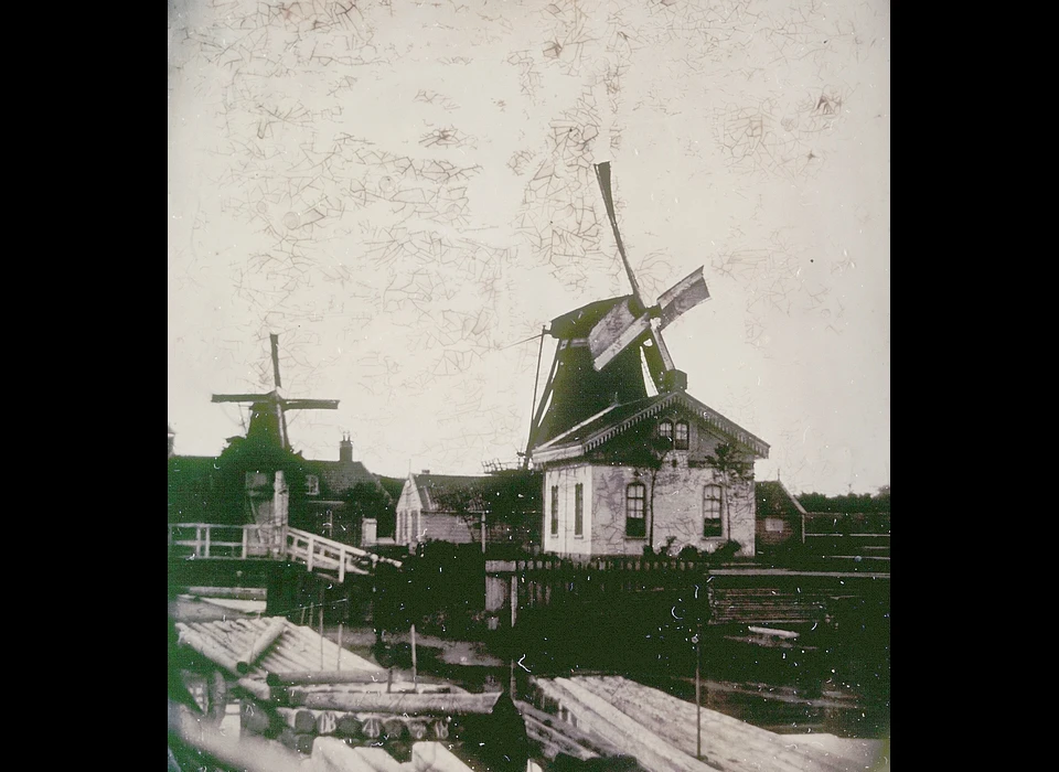 Beltweg 1 (rechts) met opzichterswoning van de asbelt en aansluitend houtzaagmolen De Kat. Linksachter bolwerk Karthuizers met korenmolen De Kat (Jacob Olie, 1865)