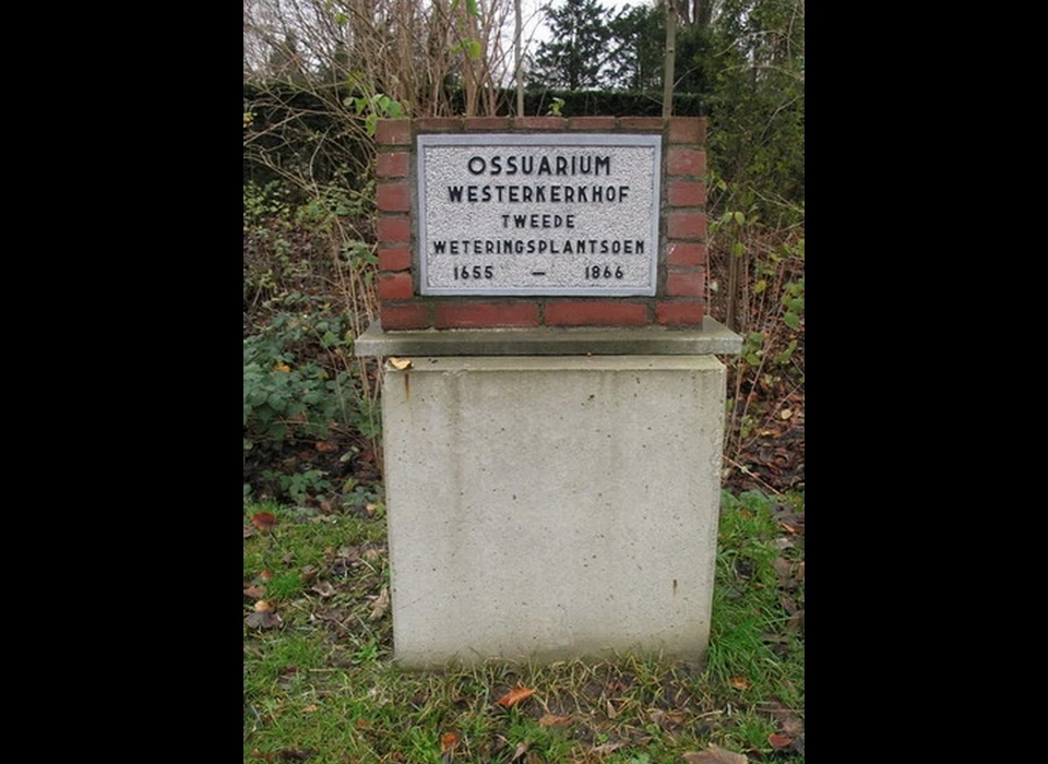 Buiksloterdijk Ossuarium van Westerkerkhof op voormalig bolwerk Rijkeroord, nu Tweede Marnixplantsoen (2018)