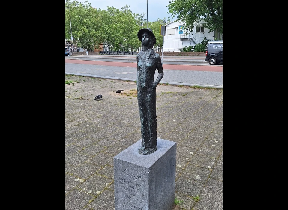 Tweede Hugo de Grootstraat beeld Naatje op terras Raampoort (brug 165) door Hanna Mobach (2024)