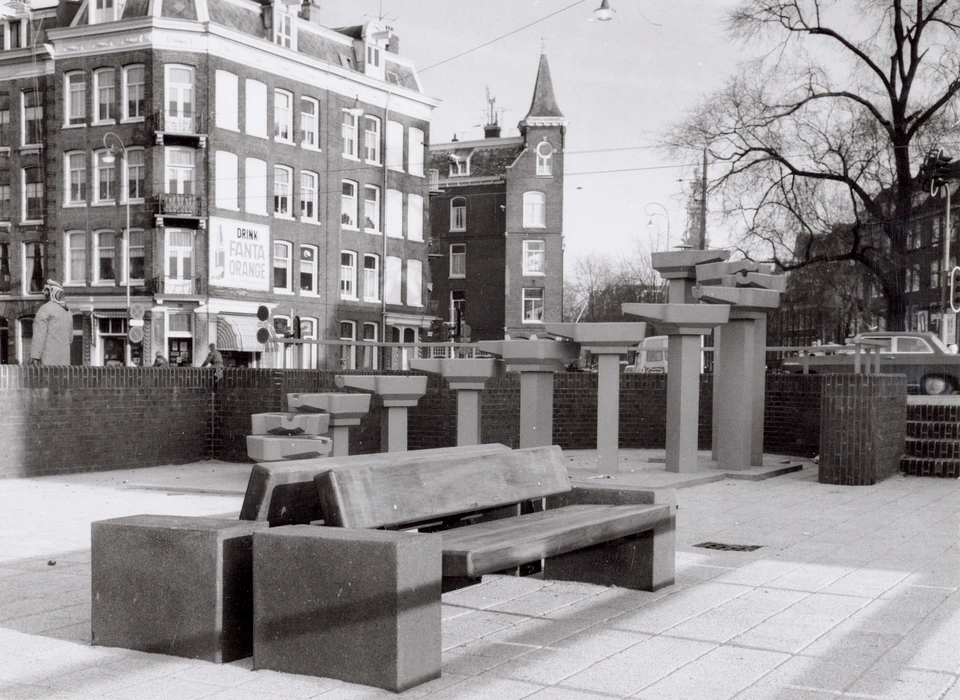 Tweede Hugo de Grootstraat Waterplastiek op terras Raampoort (brug 165) door Herman van der Heide (1971)