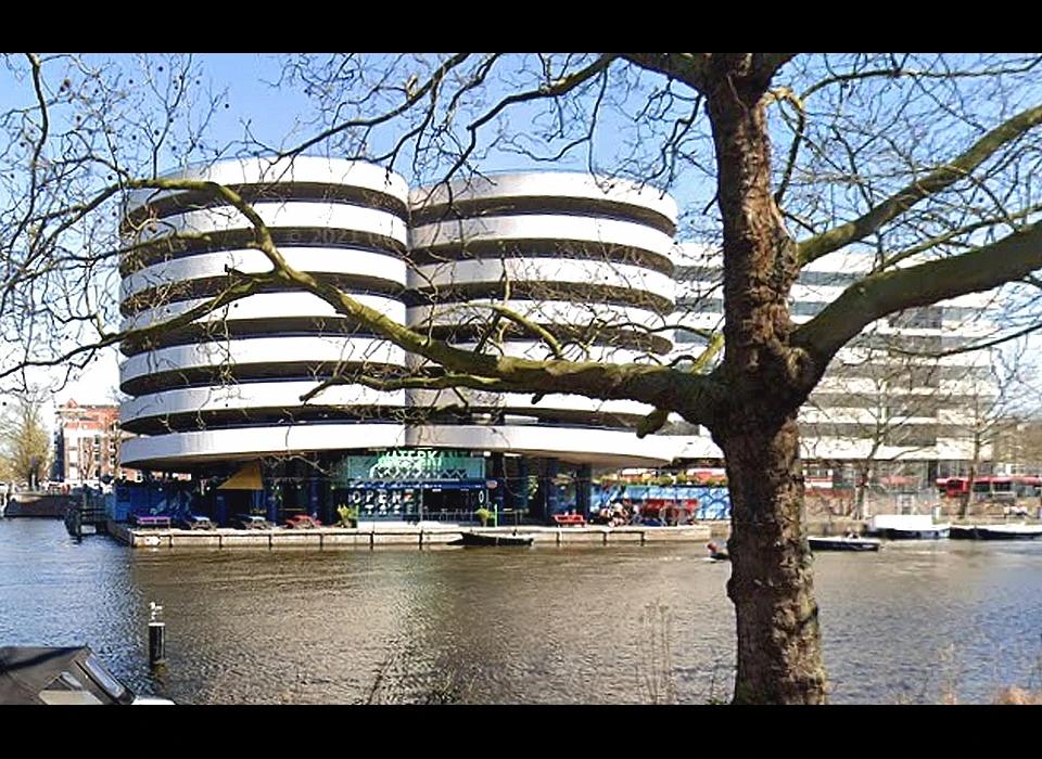 Nassaukade achterzijde parkeergarage (billen van Zanstra) aan de Marnixstraat (2022)