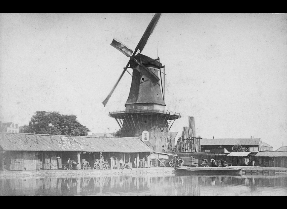 Nassaukade molen De Victor op Bolwerk Rijk (circa 1880)