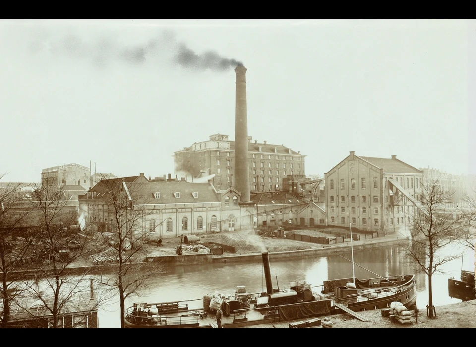 Amstel Suikerraffinaderij gezien over de Singelgracht (circa.1905)