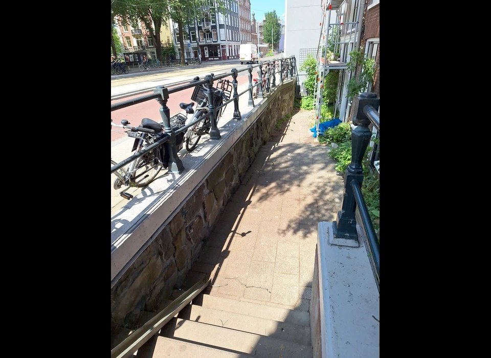 Marnixstraat 291-295 in de straatmuur zijn oude natuursteenblokken van de eerdere stadsomwalling opgenomen (2025)