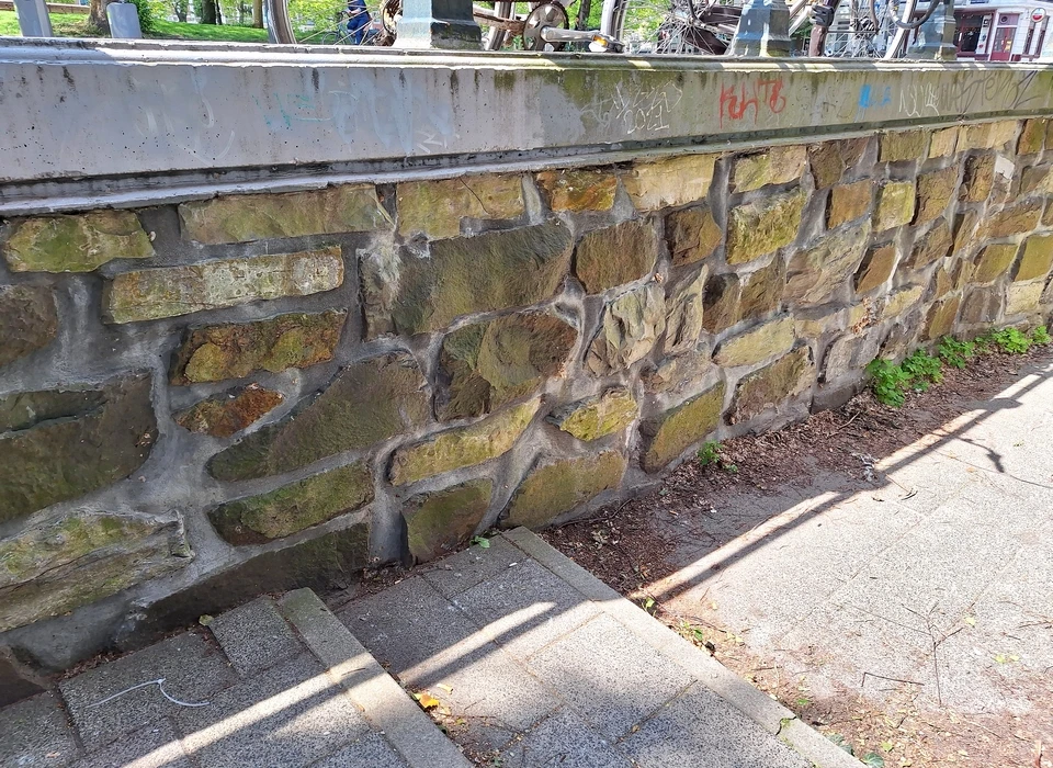 Marnixstraat 291-295 straatmuur met oude natuursteenblokken van de eerdere stadsomwalling (2025)