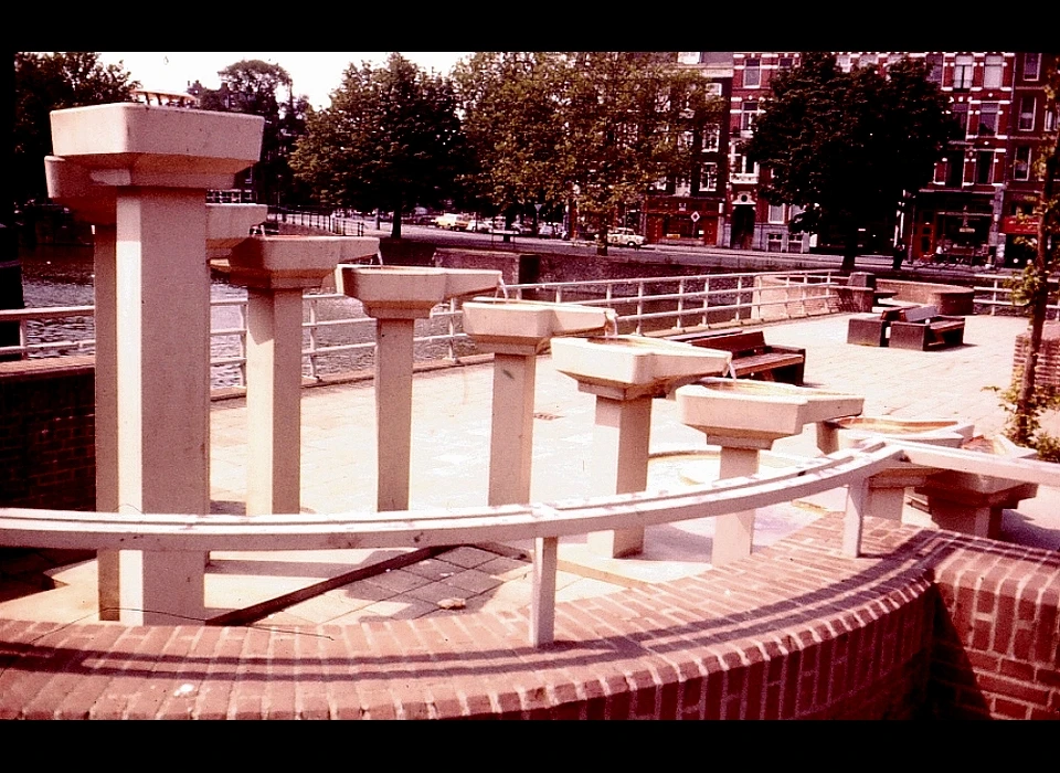 Tweede Hugo de Grootstraat terras Raampoort (brug 165) met waterplastiek door Herman van der Heide (1978)