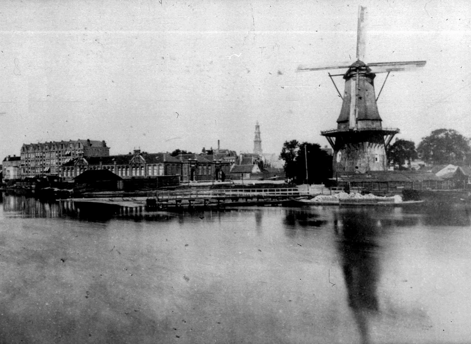 Molen De Victor op bolwerk Rijk over Singelgracht gezien (1896)